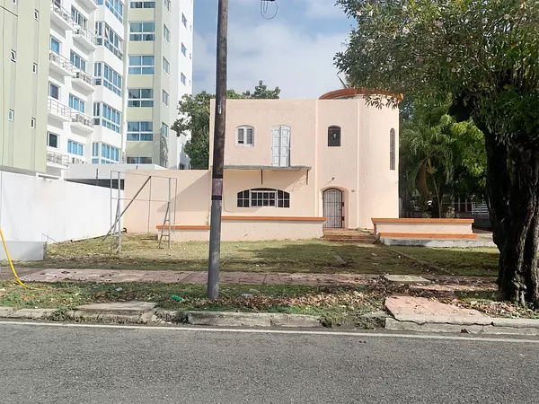 oficinas y locales comerciales - Esquinero céntrico en av comercial 3