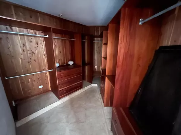 casas - ALQUILO o VENDO Casa de Dos Niveles En Las Praderas Con Linea Blanca.

 8