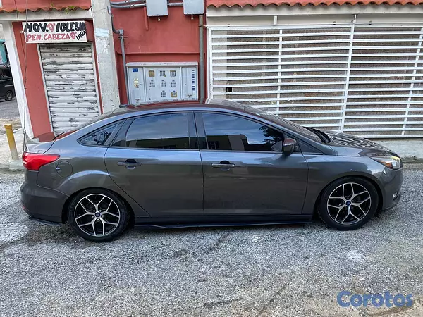 carros - Ford FocusSolo tiene un detalle un golpe en el baúl  8