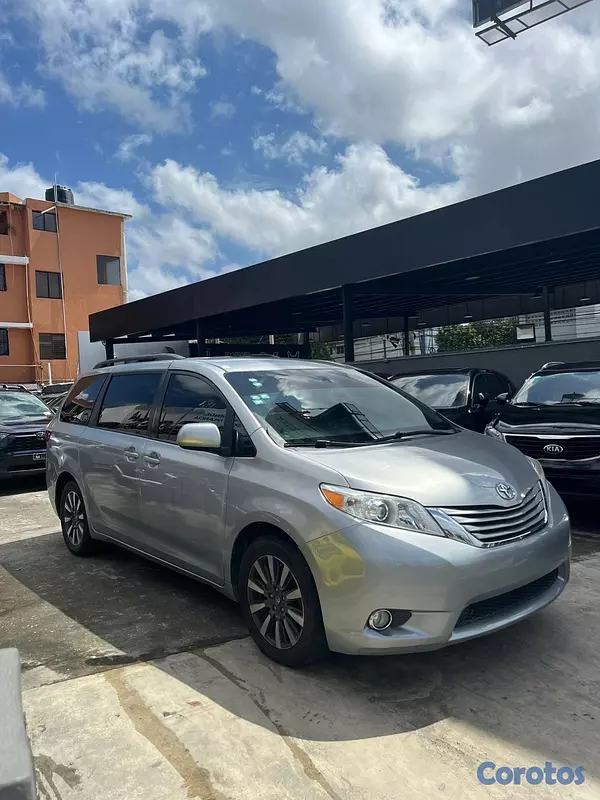 jeepetas y camionetas - Toyota Sienna LE AWD 2017
 3