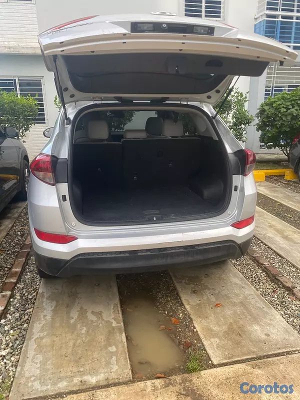 jeepetas y camionetas - Hyundai Tucson 2018  en excelentes condiciones  9