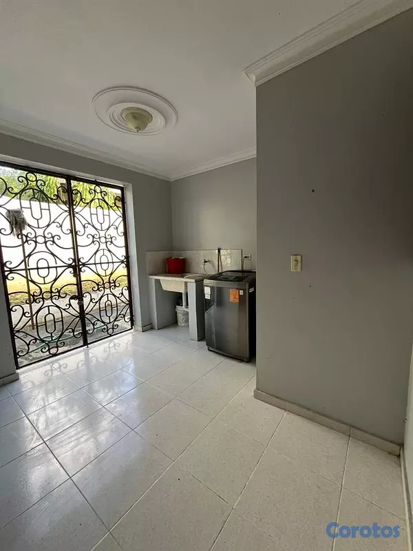 casas - Amplia casa de 5 habitaciones en calle principal d 5