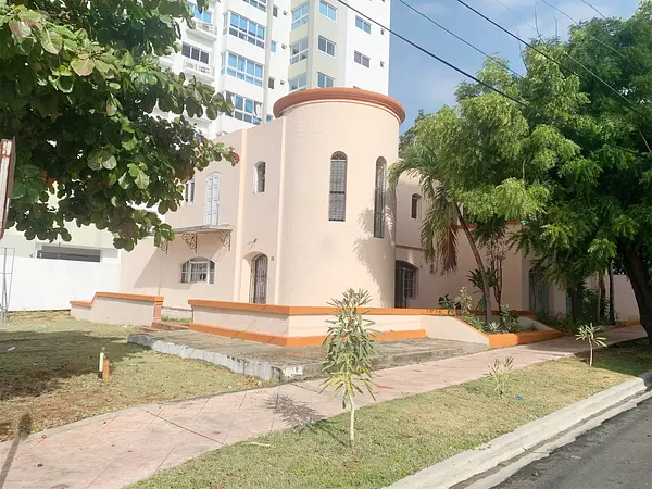 oficinas y locales comerciales - Esquinero céntrico en av comercial 4