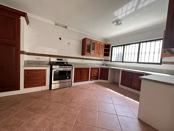 casas - ALQUILO o VENDO Casa de Dos Niveles En Las Praderas Con Linea Blanca.

 9