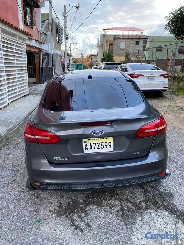 carros - Ford FocusSolo tiene un detalle un golpe en el baúl  9