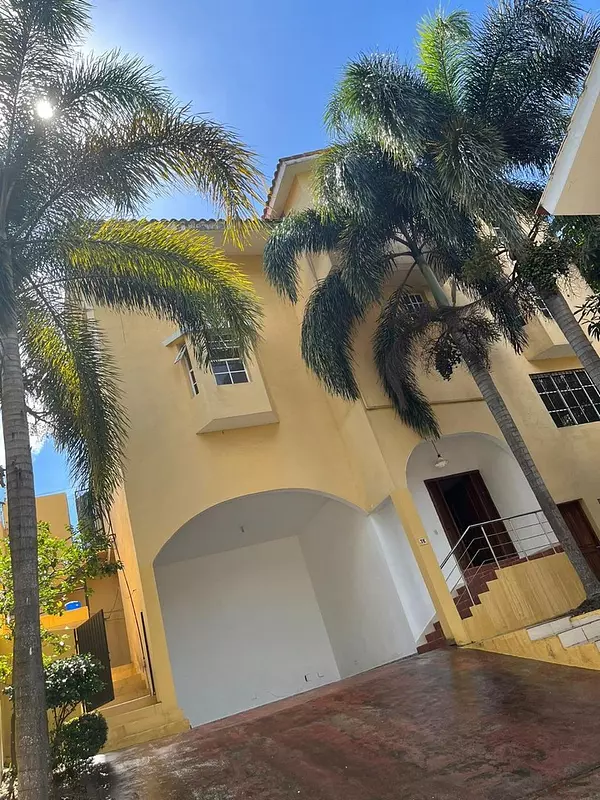 casas - Vendo/alquilo tremenda casa en ARROYO HONDO, DN.
432 mts2
5 habitaciones 
5.5 ba 1