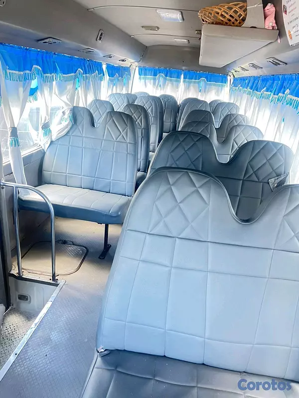 camiones y vehiculos pesados - Toyota Coaster 2013 7
