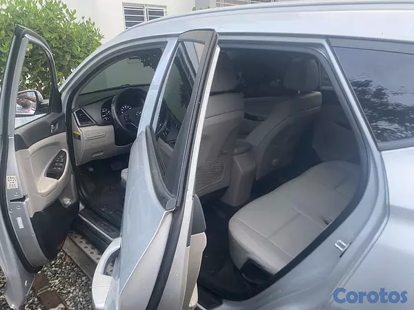 jeepetas y camionetas - Hyundai Tucson 2018  en excelentes condiciones  10