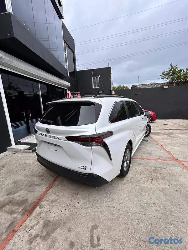 jeepetas y camionetas - TOYOTA SIENNA XLE 2021  3