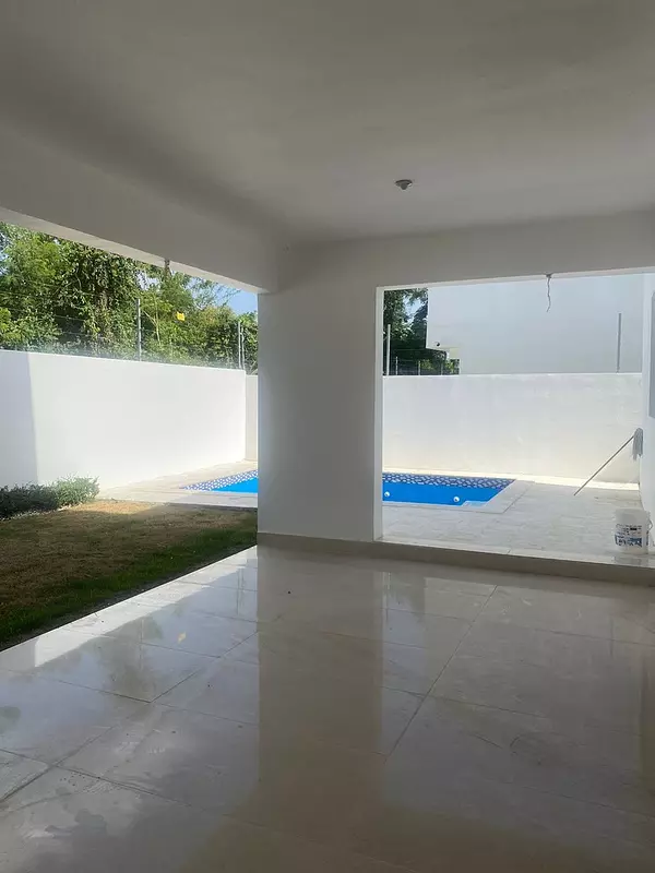 casas - Confortable Residencia de 2 Niveles en Proyecto Cerrado, Llanos de Gurabo 3