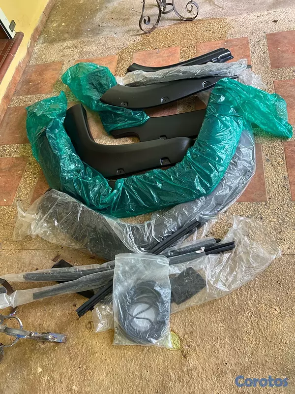 jeepetas y camionetas - vendo flares deportivos de 4 runner nuevos en su plástico negros para proteger  3