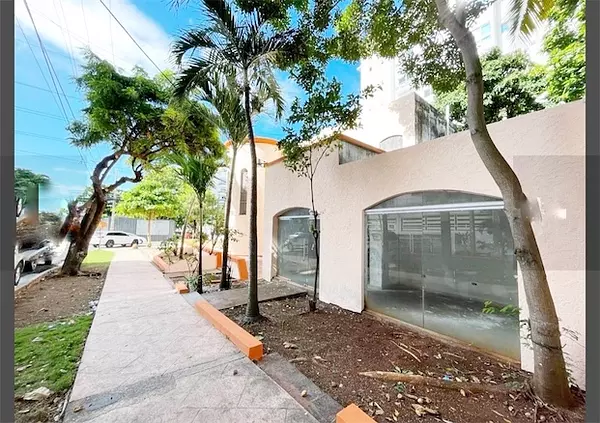 oficinas y locales comerciales - Esquinero céntrico en av comercial 5
