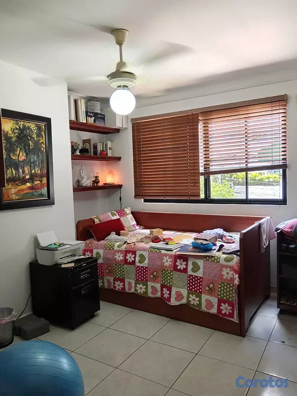 apartamentos - Se vende apt. en Urb. Paraiso, entre av. Churchill 8