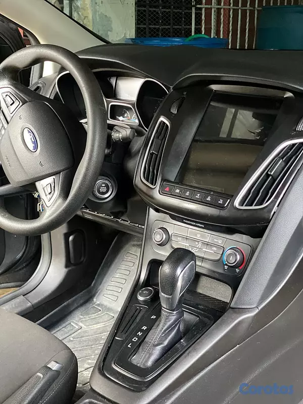 carros - Ford FocusSolo tiene un detalle un golpe en el baúl  10