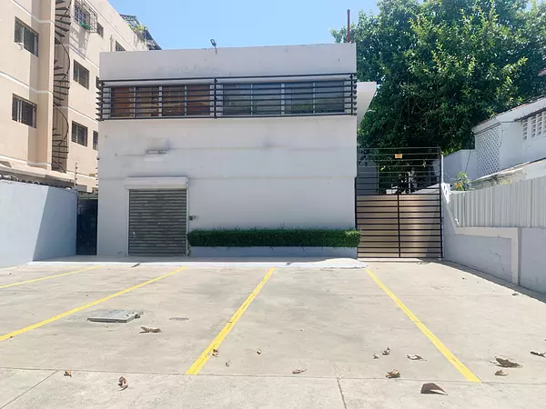 oficinas y locales comerciales - Local con nave en Gazcue 2