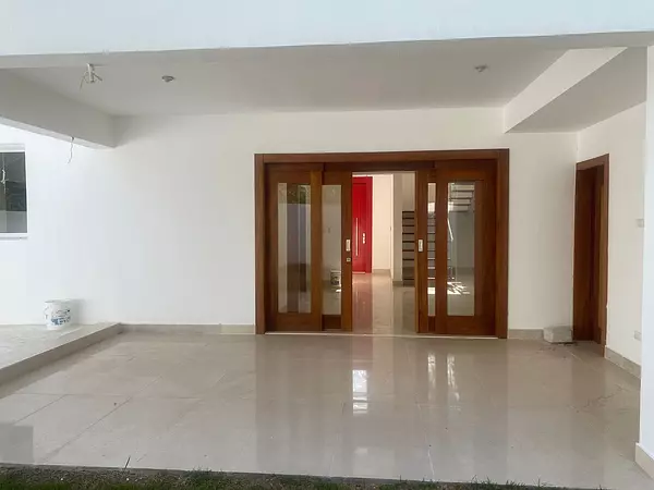 casas - Confortable Residencia de 2 Niveles en Proyecto Cerrado, Llanos de Gurabo 4