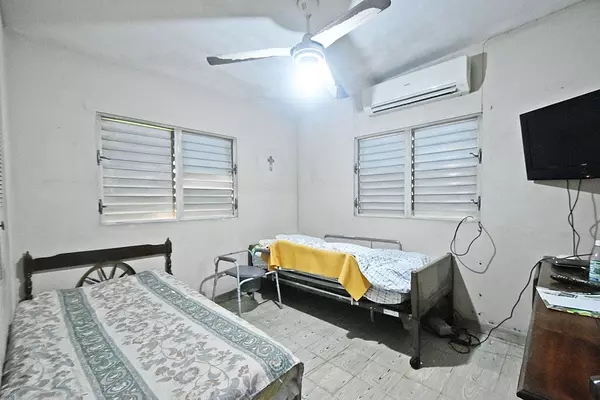 casas - VENDO CASA-SOLAR EN LOS PREDOS EN OPORTUNIDAD  4