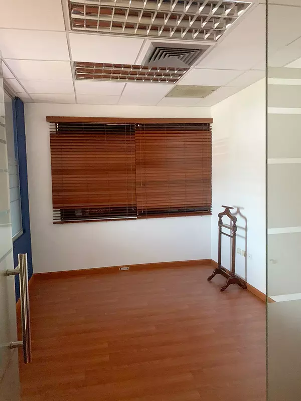 oficinas y locales comerciales - Local céntrico en Piantini 4