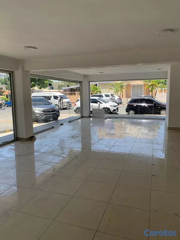 oficinas y locales comerciales - Se alquila en primer piso con sotano 9