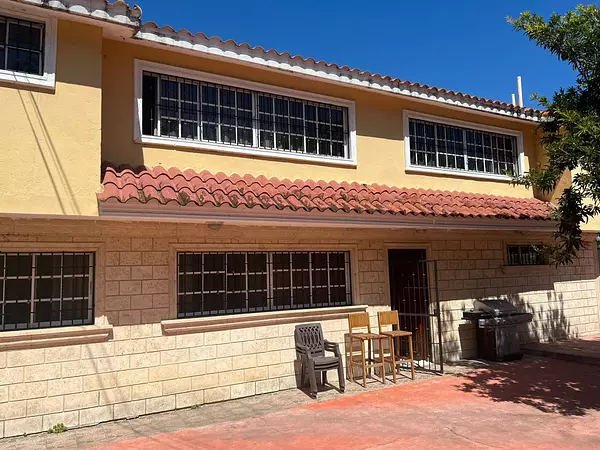 casas - Vendo/alquilo tremenda casa en ARROYO HONDO, DN.
432 mts2
5 habitaciones 
5.5 ba 3
