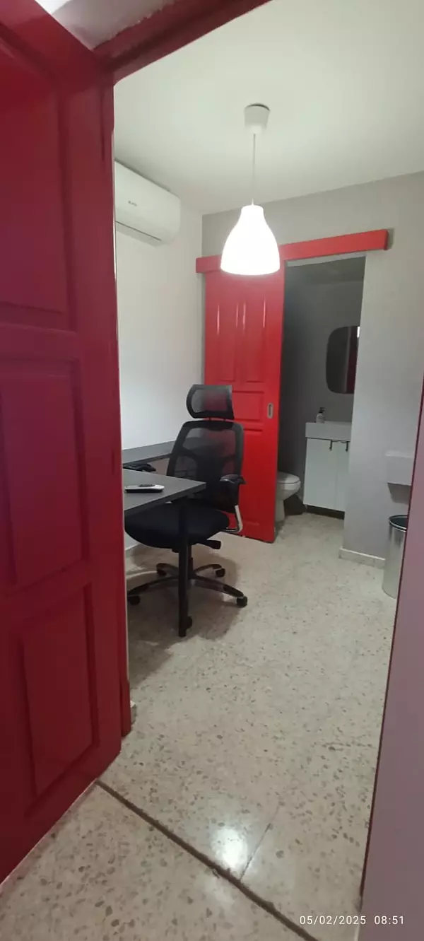 oficinas y locales comerciales - Vendo oficina totalmente amueblada en Piantini 6