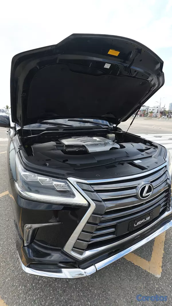 jeepetas y camionetas - Lexus LX 570 2016 135,000km en excelentes condicio 6