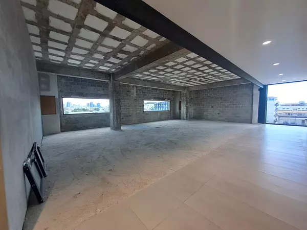 oficinas y locales comerciales - Alquilo Local  4to piso 50 mts en los prados  7