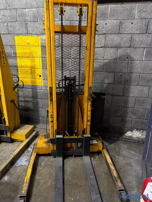 equipos profesionales - Montacargas movimiento manual hidraulico electrico 2