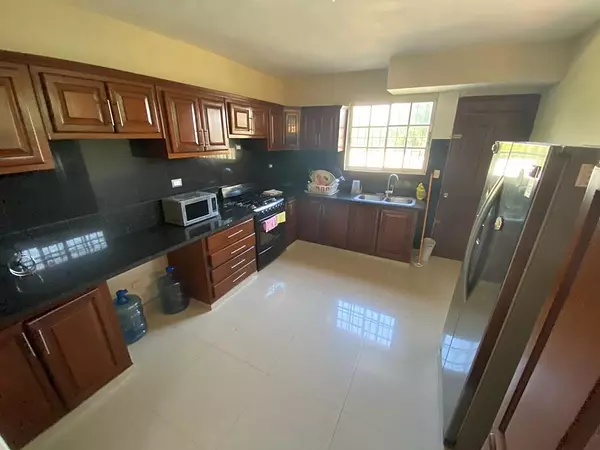 casas - Vendo/alquilo tremenda casa en ARROYO HONDO, DN.
432 mts2
5 habitaciones 
5.5 ba 4