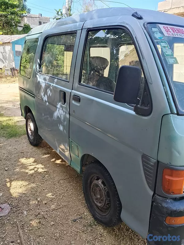 otros vehiculos - Es un carro de buena calidad muy bueno para viaje 7