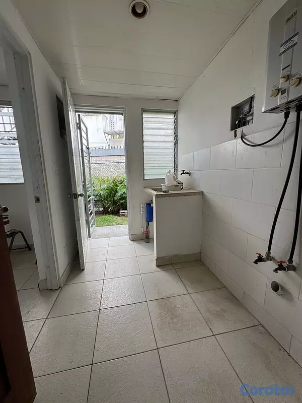 apartamentos - vendo gala primer nivel tres habitaciones 2.5 baños parqueo balcón servicio  2