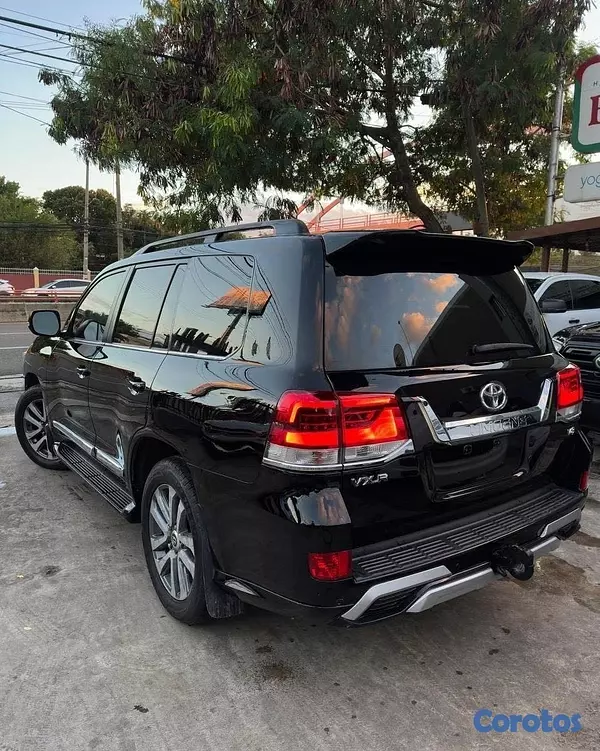 jeepetas y camionetas - TOYOTA LAND CRUISER VXR 2017 4