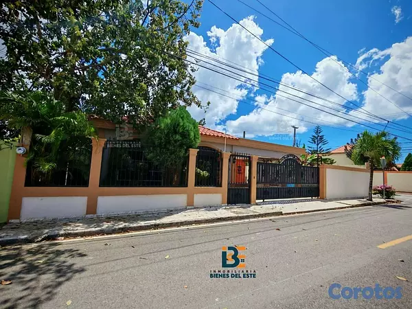 casas - Se vende amplia casa DE ESQUINA  en la Entrada del 1