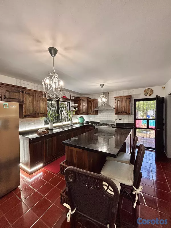 casas vacacionales y villas - 🏡✨ Hermosa villa de 4 dormitorios en venta en La R 9