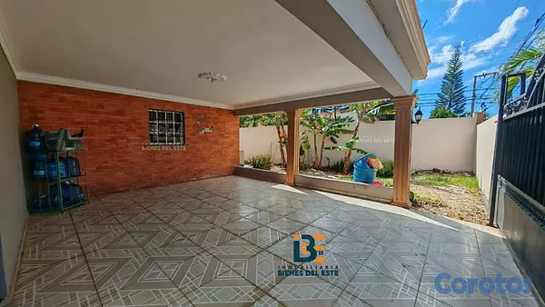 casas - Se vende amplia casa DE ESQUINA  en la Entrada del 2