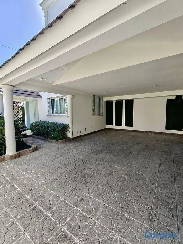 casas - Casa de dos niveles ubicada en el exclusivo sector 9