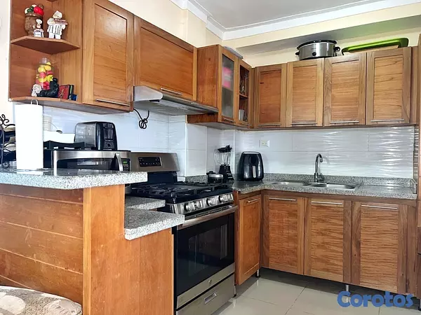 apartamentos - venta de apartamento con 2 parqueos y 113mts en la autopista de san isidro  8