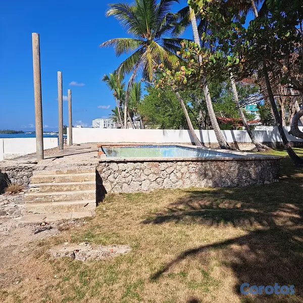 solares y terrenos - Vendo Terreno Boca Chica Zona Exclusiva Frente Al Mar
con Casa de 300 metros 
 2