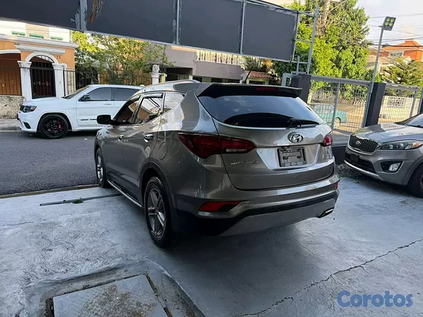 jeepetas y camionetas - Hyundai Santa Fe SE 2018 3