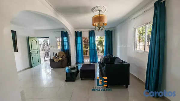 casas - Se vende amplia casa DE ESQUINA  en la Entrada del 3