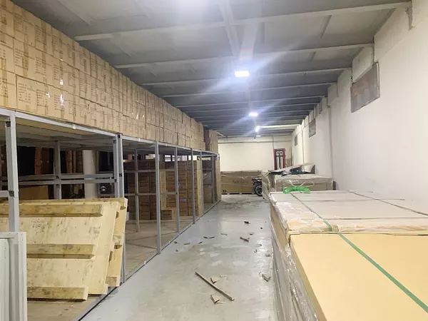 oficinas y locales comerciales - Local con nave en Gazcue 8