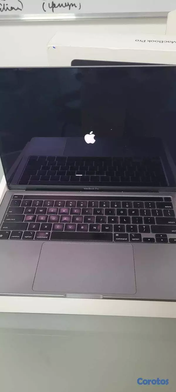 computadoras y laptops - MacBook Pro 13” (M1, 2020) – 8 GB RAM | 512 GB SSD 4