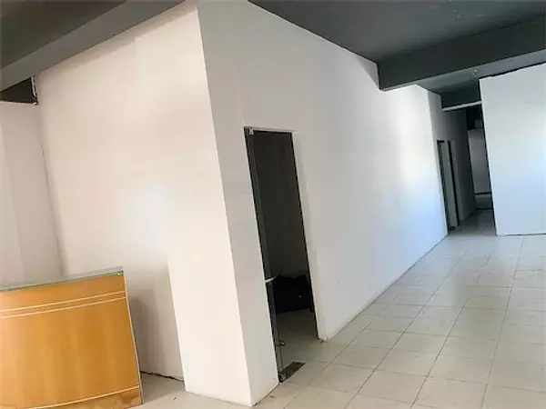 oficinas y locales comerciales - Local céntrico con espacio amplio 3
