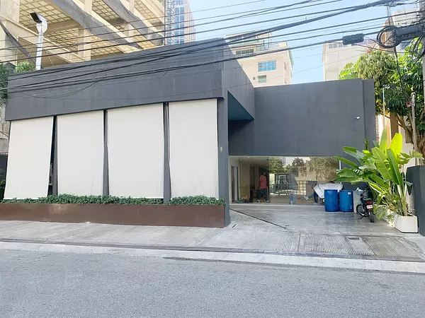 oficinas y locales comerciales - Local amplio en Piantini 400 m 6