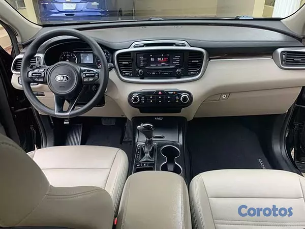 jeepetas y camionetas - Vendo Kia Sorento 2016, RD$800 neg 3