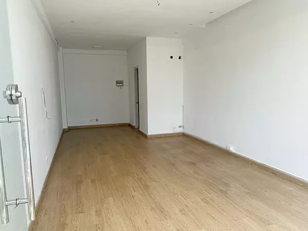 oficinas y locales comerciales - Loca céntrico en evaristo 2
