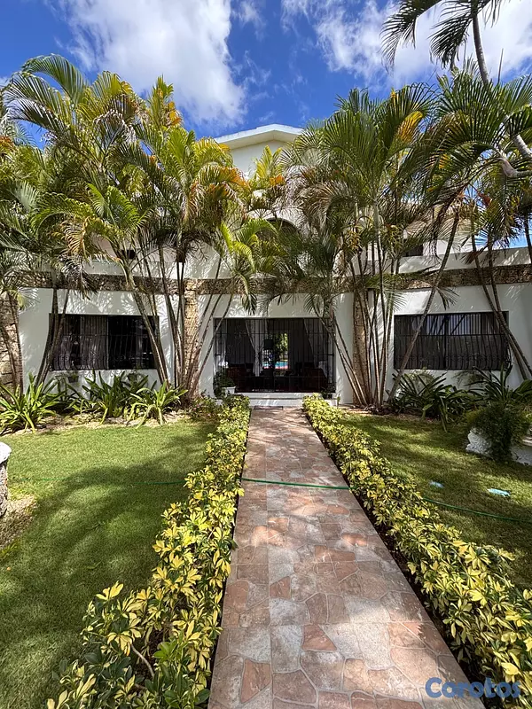 casas vacacionales y villas - 🏡✨ Hermosa villa de 4 dormitorios en venta en La R 12