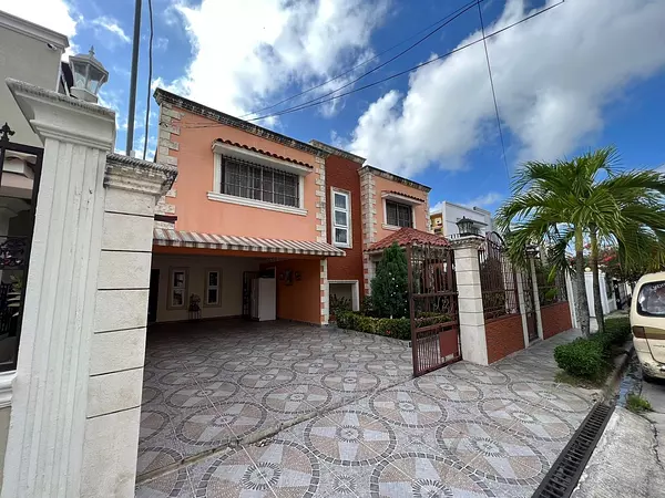 casas - Bonita Casa en venta 
Ubicada en el Res. Carmen María 
RD$ 12,900,000.00  2
