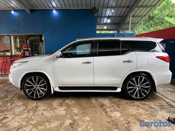 jeepetas y camionetas - Toyota fortuner 2020 3