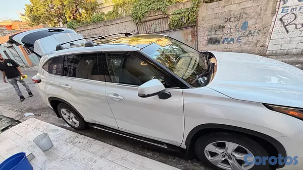 jeepetas y camionetas - Toyota Highlander LE 2022 9